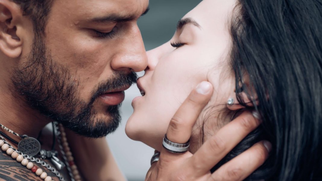 Pazite gde vas MUŠKARAC LJUBI: Ako to radi ovako, KRIJE OD VAS nešto što nikada ne biste pogodili - featured image Pazite gde vas MUŠKARAC LJUBI: Ako to radi ovako, KRIJE OD VAS nešto što nikada ne biste pogodili - featured image