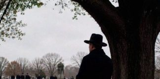 Nepoznati čovjek dolazio je na svaku sahranu, a istina o njemu rasplakala je cijeli grad.