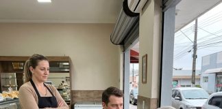 Samohrani otac podijelio je svoj posljednji doručak sa starijom ženom… ne sluteći da bi upravo ona mogla očistiti njegovo ime koje je njezina vlastita obitelj uništila.