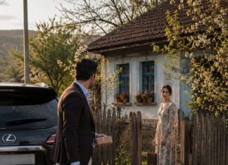 Bogataš se vratio u selo nakon 16 godina kako bi zatražio oprost od majke — ali žena na vratima otkrila je tajnu koja mu je zauvijek promijenila život