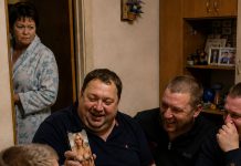 Slučajno sam čula kako muž svojim prijateljima priča o sedmodnevnom odmoru s ljubavnicom i pokazuje im fotografiju mlade djevojke; ali kada se vratio s odmora, pripremila sam mu iznenađenje koje nikada neće zaboraviti 😱 Slučajno sam čula kako muž svojim prijateljima priča o sedmodnevnom odmoru s ljubavnicom i pokazuje im fotografiju mlade djevojke; ali kada se vratio s odmora, pripremila sam mu iznenađenje koje nikada neće zaboraviti 😱 - featured image