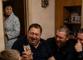 Slučajno sam čula kako muž svojim prijateljima priča o sedmodnevnom odmoru s ljubavnicom i pokazuje im fotografiju mlade djevojke; ali kada se vratio s odmora, pripremila sam mu iznenađenje koje nikada neće zaboraviti 😱 Slučajno sam čula kako muž svojim prijateljima priča o sedmodnevnom odmoru s ljubavnicom i pokazuje im fotografiju mlade djevojke; ali kada se vratio s odmora, pripremila sam mu iznenađenje koje nikada neće zaboraviti 😱 - featured image