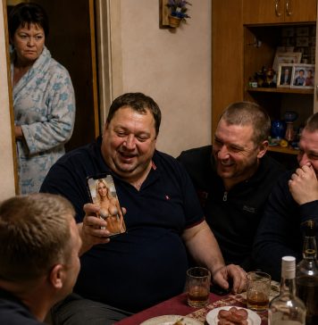 Slučajno sam čula kako muž svojim prijateljima priča o sedmodnevnom odmoru s ljubavnicom i pokazuje im fotografiju mlade djevojke; ali kada se vratio s odmora, pripremila sam mu iznenađenje koje nikada neće zaboraviti 😱 Slučajno sam čula kako muž svojim prijateljima priča o sedmodnevnom odmoru s ljubavnicom i pokazuje im fotografiju mlade djevojke; ali kada se vratio s odmora, pripremila sam mu iznenađenje koje nikada neće zaboraviti 😱 - featured image