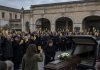 POGREBNA POVORKA MOGA SUPRUGA ZAUSTAVILA SE ISPRED NAPUŠTENOG AUTOBUSNOG KOLODVORA… A VIŠE OD STOTINU LJUDI ISTODOBNO JE PODIGNULO ISTU VRSTU ŽUTE KARTE KOJU JE ON ČUVAO TRIDESET GODINA. MISLILA SAM DA JE TO SAMO POSLJEDNJI POZDRAV, SVE DOK JEDNA MLADA ŽENA NIJE PRIŠLA LIJESU I REKLA: „OBEĆAO JE DA ĆE TI OTKRITI ISTINU PRIJE NEGO ŠTO UMRE.“
