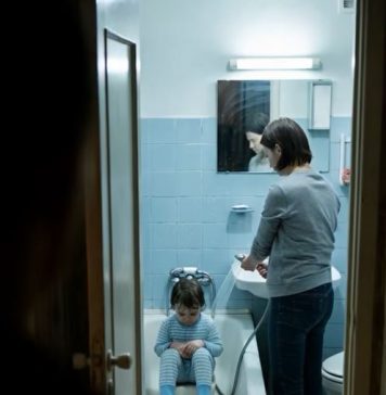 Moja 7-godišnja kći postajala je tiha svake večeri nakon što ju je moja žena odvela u kupaonicu… A onda sam jedne noći pogledao kroz malo otvorena vrata, i ono što sam vidio sledilo me na mjestu Moja 7-godišnja kći postajala je tiha svake večeri nakon što ju je moja žena odvela u kupaonicu… A onda sam jedne noći pogledao kroz malo otvorena vrata, i ono što sam vidio sledilo me na mjestu - featured image