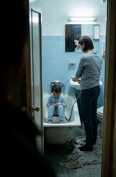 Moja 7-godišnja kći postajala je tiha svake večeri nakon što ju je moja žena odvela u kupaonicu… A onda sam jedne noći pogledao kroz malo otvorena vrata, i ono što sam vidio sledilo me na mjestu - featured image Moja 7-godišnja kći postajala je tiha svake večeri nakon što ju je moja žena odvela u kupaonicu… A onda sam jedne noći pogledao kroz malo otvorena vrata, i ono što sam vidio sledilo me na mjestu - featured image