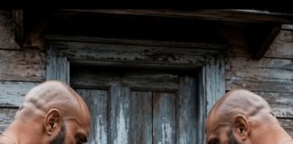 Dvojica odbeglih kriminalaca naišla su na usamljenu staricu u blizini stare kuće i odlučila da je opljačkaju pre nego što ponovo nestanu u šumi. Ali ubrzo se iza drveća pojavio neko koga su muškarci najmanje očekivali da vide. Za samo nekoliko sekundi obojica su bežala, više ni ne razmišljajući o pljački. 😰 Dvojica odbeglih kriminalaca naišla su na usamljenu staricu u blizini stare kuće i odlučila da je opljačkaju pre nego što ponovo nestanu u šumi. Ali ubrzo se iza drveća pojavio neko koga su muškarci najmanje očekivali da vide. Za samo nekoliko sekundi obojica su bežala, više ni ne razmišljajući o pljački. 😰 - featured image