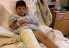 Otišla sam u bolnicu da se brinem o sinu koji je imao slomljenu nogu, ali medicinska sestra mi je krišom gurnula komadić papira u ruku i šapnula: „Laže. Provjerite kameru iz sobe u 3 ujutro.“ 😰😨
