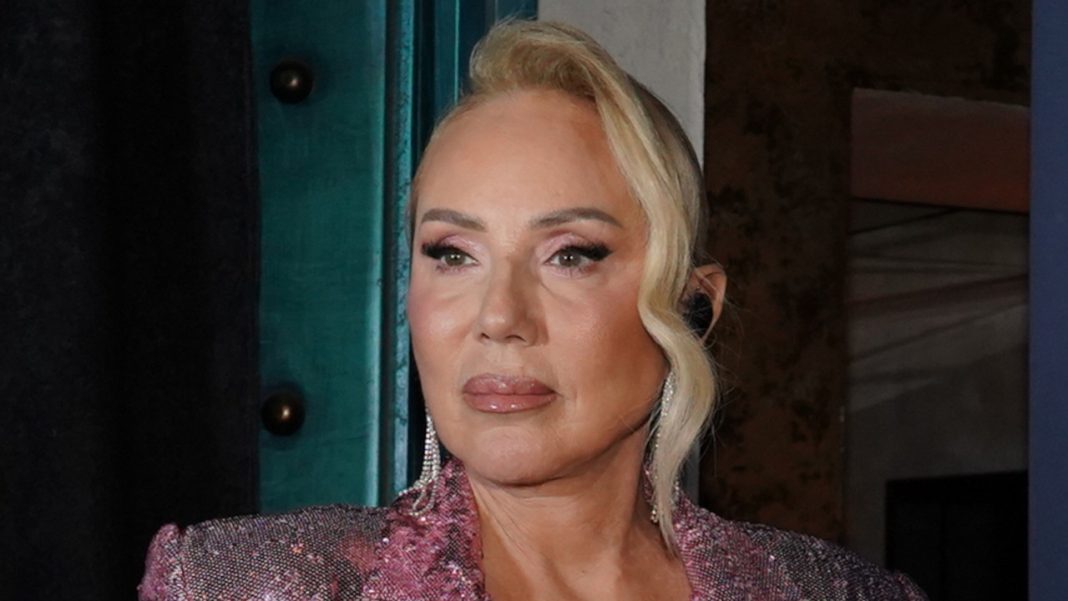 “Zaljubili smo se, pa venčali, dobili dete i razveli se” Retko ko zna da je Lepa Brena u duhovnom srodstvu sa ovom voditeljkom - featured image “Zaljubili smo se, pa venčali, dobili dete i razveli se” Retko ko zna da je Lepa Brena u duhovnom srodstvu sa ovom voditeljkom - featured image