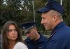 Dva saobraćajna policajca zaustavila su mladu ženu bez razloga, pribili je uz auto i grubo stavili joj lisice. Ali kada joj je jedan od policajaca posegnuo u džep na njen zahtjev, obojica su se smrznuli od šoka kada su vidjeli šta je unutra. 😱