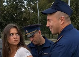 Dva saobraćajna policajca zaustavila su mladu ženu bez razloga, pribili je uz auto i grubo stavili joj lisice. Ali kada joj je jedan od policajaca posegnuo u džep na njen zahtjev, obojica su se smrznuli od šoka kada su vidjeli šta je unutra. 😱