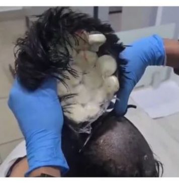 SKANDAL NA AERODROMU! Policajci primijetili muškarca sa čudnom frizurom, pa ga OŠIŠALI: Sve što se desilo poslije toga doživjeli su kao najveći šok u svojim životima (FOTO, VIDEO)
