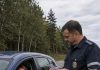 Saobraćajni policajac namjerno je mladoj ženi pocijepao vozačku dozvolu u pokušaju da je ponizi. Ali upravo u tom trenutku žena je mirno otvorila pretinac za rukavice, izvadila nešto drugo, a samo nekoliko sekundi kasnije policajac je stajao potpuno šokiran 😱 Saobraćajni policajac namjerno je mladoj ženi pocijepao vozačku dozvolu u pokušaju da je ponizi. Ali upravo u tom trenutku žena je mirno otvorila pretinac za rukavice, izvadila nešto drugo, a samo nekoliko sekundi kasnije policajac je stajao potpuno šokiran 😱 - featured image