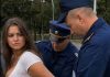 Dva saobraćajna policajca zaustavila su mladu ženu bez razloga, pribili je uz auto i grubo stavili joj lisice. Ali kada joj je jedan od policajaca posegnuo u džep na njen zahtjev, obojica su se smrznuli od šoka kada su vidjeli šta je unutra. 😱