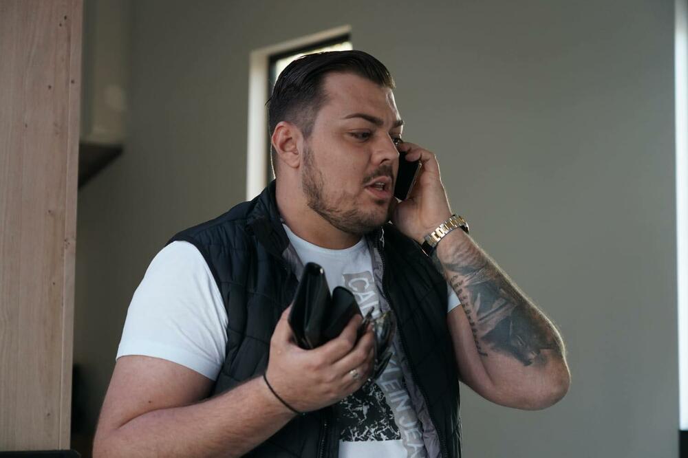 PROCURILA SLIKA NA KOJOJ JE SLOBA VASIĆ OBUČEN KAO MONAH: Fotografija sa Ostroga začudila NACIJU, skrenuo totalno… (FOTO) - featured image PROCURILA SLIKA NA KOJOJ JE SLOBA VASIĆ OBUČEN KAO MONAH: Fotografija sa Ostroga začudila NACIJU, skrenuo totalno… (FOTO) - featured image