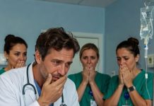Ušla je u bolnicu sama da rodi… i nekoliko trenutaka nakon što je njena beba stigla na svet, doktor ju je pogledao — i odjednom briznuo u plač. Džoana je stigla u Mercy Creek Medical hladnog utorka ujutru, bez ijednog čoveka pored sebe. Bez partnera. Bez porodice. Samo mali kofer, iznošeni džemper i devet meseci tišine koju je naučila da nosi sama. Na recepciji, medicinska sestra joj je uputila nežan osmeh. „Da li je vaš muž na putu?” Džoana joj je uzvratila bledim osmehom. „Da… trebalo bi da stigne uskoro.” To nije bila istina.