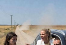 Razvedeni milioner je vozio svoju verenicu kući kada je iznenada ugledao svoju osiromašenu bivšu ženu na ulici. Dan kada je naglo zakočio —”Zaustavi auto odmah, Emiliano. Koči sada!” Prodorni krik Valerije Montaño probio je tišinu unutrašnjosti oklopnog terenca kao zarđala oštrica. Emiliano Ferrer je refleksno pritisnuo kočnicu. Gume su zacvilele na ispucalom asfaltu, a oblak prašine podigao se oko crnog vozila. —”Pogledaj tamo,” —pljunula je Valeria, nagnuvši se preko kontrolne table sa očima koje su plamtale prezirom—. “To je ona gladnica… tvoja bivša žena.” Emiliano je okrenuo lice prema ivici puta.