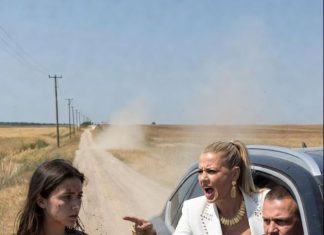 Razvedeni milioner je vozio svoju verenicu kući kada je iznenada ugledao svoju osiromašenu bivšu ženu na ulici. Dan kada je naglo zakočio —”Zaustavi auto odmah, Emiliano. Koči sada!” Prodorni krik Valerije Montaño probio je tišinu unutrašnjosti oklopnog terenca kao zarđala oštrica. Emiliano Ferrer je refleksno pritisnuo kočnicu. Gume su zacvilele na ispucalom asfaltu, a oblak prašine podigao se oko crnog vozila. —”Pogledaj tamo,” —pljunula je Valeria, nagnuvši se preko kontrolne table sa očima koje su plamtale prezirom—. “To je ona gladnica… tvoja bivša žena.” Emiliano je okrenuo lice prema ivici puta.