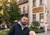 Godinu dana glumio sam sina starice u domu jer su me njezini rođaci plaćali da je držim mirnom — tek nakon njezine smrti ravnateljica mi je otkrila da je Juli od prvog dana znala tko sam