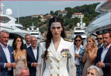 Moji roditelji su mojoj sestri kupili jahtu od 150.000 dolara dok sam ja sedela u vojnoj ambulanti moleći ih za 5.000 dolara da spasi svoju nogu. Oni su otvarali šampanjac dok su meni govorili da možda nikada više neću normalno hodati. Mislili su da sam i dalje ćerka koju mogu da ignorišu, sramote i napuste — ali nisu imali pojma da će mi očajnička žrtva mog mlađeg brata upravo dati ono čega se moja porodica najviše plašila: moć. Još uvek sam bila u borbenoj uniformi kada se moj otac javio na telefon. Koleno mi je bilo otečeno ispod teške proteze, a ruke su mi stezale ivicu stola za pregled u vojnoj ambulanti kraj San Dijega. Doktor je upravo završio sa objašnjenjem da ako ne dobijem privatnu operaciju do četvrtka, oštećenje bi moglo postati trajno. Trajno.