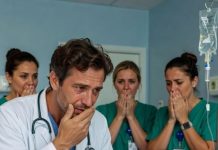 Ušla je u bolnicu sama da rodi… i nekoliko trenutaka nakon što je njena beba stigla na svet, doktor ju je pogledao — i odjednom briznuo u plač. Džoana je stigla u Mercy Creek Medical hladnog utorka ujutru, bez ijednog čoveka pored sebe. Bez partnera. Bez porodice. Samo mali kofer, iznošeni džemper i devet meseci tišine koju je naučila da nosi sama. Na recepciji, medicinska sestra joj je uputila nežan osmeh. „Da li je vaš muž na putu?” Džoana joj je uzvratila bledim osmehom. „Da… trebalo bi da stigne uskoro.” To nije bila istina.