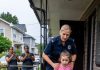 Uplašena devojčica pozvala je 911 i šapnula: „Tata kaže: TO JE LJUBAV … ALI TO JE LJUBAV“. 4 dana kasnije, SKRIVENA ISTINA ostavila je celo susedstvo U SUZAMA …