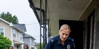 Uplašena devojčica pozvala je 911 i šapnula: „Tata kaže: TO JE LJUBAV … ALI TO JE LJUBAV“. 4 dana kasnije, SKRIVENA ISTINA ostavila je celo susedstvo U SUZAMA …