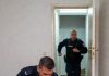 Sedmogodišnja devojčica je pozvala 911 u 2:17 ujutru jer se njena majka nije vratila kući. Kada je policija ušla u taj mračni stan, ceo komšiluk je prestao da priča o zapuštenoj deci i počeo da priča o teroru. „Mama mi je rekla da nikome ne otvaram vrata“, šapnula je devojčica. „Ali nestalo je struje, nemamo hrane, a moj mali brat ne prestaje da plače.“ Dispečer je odložio kafu na konzolu… Govorio je tihim glasom i zamolio devojčicu da ostane na vezi. Rekla je da joj je brat sklupčan ispod ćebe na kauču i da mu je već dala poslednje krekere iz kredenca. Negde pored telefona, dečak je plakao sve dok mu glas nije promukao.