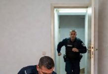 Sedmogodišnja devojčica je pozvala 911 u 2:17 ujutru jer se njena majka nije vratila kući. Kada je policija ušla u taj mračni stan, ceo komšiluk je prestao da priča o zapuštenoj deci i počeo da priča o teroru. „Mama mi je rekla da nikome ne otvaram vrata“, šapnula je devojčica. „Ali nestalo je struje, nemamo hrane, a moj mali brat ne prestaje da plače.“ Dispečer je odložio kafu na konzolu… Govorio je tihim glasom i zamolio devojčicu da ostane na vezi. Rekla je da joj je brat sklupčan ispod ćebe na kauču i da mu je već dala poslednje krekere iz kredenca. Negde pored telefona, dečak je plakao sve dok mu glas nije promukao.