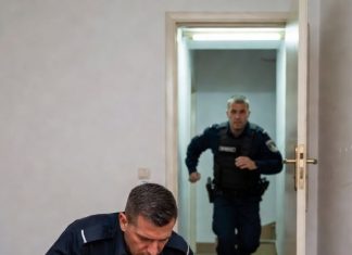 Sedmogodišnja devojčica je pozvala 911 u 2:17 ujutru jer se njena majka nije vratila kući. Kada je policija ušla u taj mračni stan, ceo komšiluk je prestao da priča o zapuštenoj deci i počeo da priča o teroru. „Mama mi je rekla da nikome ne otvaram vrata“, šapnula je devojčica. „Ali nestalo je struje, nemamo hrane, a moj mali brat ne prestaje da plače.“ Dispečer je odložio kafu na konzolu… Govorio je tihim glasom i zamolio devojčicu da ostane na vezi. Rekla je da joj je brat sklupčan ispod ćebe na kauču i da mu je već dala poslednje krekere iz kredenca. Negde pored telefona, dečak je plakao sve dok mu glas nije promukao.