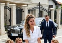 Škripa dotrajalog kofera odjekivala je netaknutim ulicama najprestižnijeg čuvanog naselja u gradu. *Klak. Klak. Klak.* Ponižavajuća pozadinska muzika za slomljen život. Emily Carter je čvrsto stegla ručku kofera i naterala se da krene napred. Odbijala je da se osvrne. Jedan jedini pogled preko ramena, i znala je da će se poslednji delići njenog ponosa raspasti. I dalje je nosila svoju tamnoplavu uniformu kućne pomoćnice. Što je još gore, jarko žute gumene rukavice i dalje su bile na njenim rukama. Izbacili su je tako brzo i tako grubo da joj nisu čak dozvolili ni da se presvuče. „Nestani. Odmah.” Te reči su još odjekivale u njenim ušima. Došle su od Richarda Hawthornea—milijarderskog tehnološkog mogula čije je ime dominiralo naslovima, a čije se bogatstvo prostiralo celom Silicijumskom dolinom. Tri godine je Emily verno radila unutar njegove vile, brinući o njegovom domu i, što je još važnije, o njegovoj deci. Suze su joj kotrljale niz obraze. Ne zato što je izgubila posao. Ne zato što je lažno optužena. Već zato što je ostavljala iza sebe Ethana, Noaha i Lijama. Petogodišnji trojci nikada nisu upoznali majčinsku ljubav. Njihova biološka majka je umrla na porođaju, i u vili ispunjenoj luksuzom, ali sa malo topline, Emily je postala jedina osoba zbog koje su se osećali sigurno. Samo sat ranije, Richardova verenica, Victoria Lane, savršeno je izvela svoj plan. Nestali Rolex.