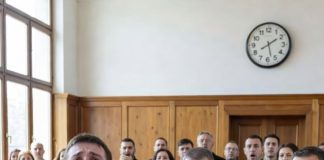 Moja tetka se dovezla u sjajnom Mercedesu samo nekoliko sati nakon što je moj deda umro i rekla mi je da spakujem svoje troje dece i napustim farmu u roku od tri dana Ali nije znala šta sam radio u toj staroj štali svake nedelje uveče posle crkve.