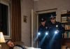 Jedna devojčica je pozvala 911 plačući: “Tatin zmaj je toliko veliki da me jako boli!” – Policija je odmah izašla na teren i po dolasku otkrila užasnu istinu. “911, koji je vaš hitan slučaj?”