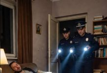 Jedna devojčica je pozvala 911 plačući: “Tatin zmaj je toliko veliki da me jako boli!” – Policija je odmah izašla na teren i po dolasku otkrila užasnu istinu. “911, koji je vaš hitan slučaj?”
