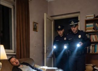 Jedna devojčica je pozvala 911 plačući: “Tatin zmaj je toliko veliki da me jako boli!” – Policija je odmah izašla na teren i po dolasku otkrila užasnu istinu. “911, koji je vaš hitan slučaj?”