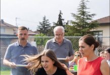 Na porodičnom roštilju, slučajno sam zakačila ćerku mog muža, a ona je vrisnula: „Nikad me više ne diraj!“ Umesto da pita šta se dogodilo, moj muž je hladno rekao: „Izvini joj se ili idi.“ Tako sam otišla bez reči, ali kada su se vratili kući, šok koji ih je čekao promenio je sve.