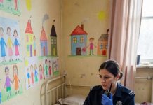 Devojčica poziva 911 i šapuće: „Tata kaže da je to ljubav… ali je bolelo…” Četiri dana kasnije, istina je ostavila ceo komšiluk u suzama. 1. DEO „Moj tata je rekao da će se vratiti za pola sata… a prošlo je četiri dana.” Glas devojčice dopro je do broja 911 poput isprekidane niti, jedva glasniji od kiše koja je udarala o limene krovove u naselju Los Fresnos, na periferiji Pueble. Na drugoj strani, Rodrigo Salas, operater noćne smene, uspravio se u svojoj stolici. „Kako se zoveš, dušo?”