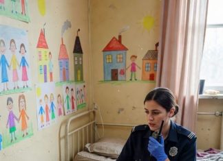 Devojčica poziva 911 i šapuće: „Tata kaže da je to ljubav… ali je bolelo…” Četiri dana kasnije, istina je ostavila ceo komšiluk u suzama. 1. DEO „Moj tata je rekao da će se vratiti za pola sata… a prošlo je četiri dana.” Glas devojčice dopro je do broja 911 poput isprekidane niti, jedva glasniji od kiše koja je udarala o limene krovove u naselju Los Fresnos, na periferiji Pueble. Na drugoj strani, Rodrigo Salas, operater noćne smene, uspravio se u svojoj stolici. „Kako se zoveš, dušo?”