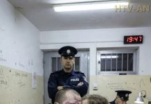 Stražari su ga odveli u 6 sati ujutro. Ramiro je imao samo jednu molbu: da vidi svoju ćerku poslednji put. Ono što mu je ona šapnula potreslo je zidove zatvora. Vrisak nevinosti u zaglušujućoj tišini. “U 5:58 upalila su se svetla u hodniku. Ramiro Fuentes je znao da je to kraj. Osuđen na smrt za zločin za koji se zaklinjao da ga nije počinio, imao je samo jednu želju: da vidi svoju ćerku Salomé. Ali tog jutra, nešto nije bilo u redu. Stražari su ga odvukli do sobe za posete. Salomé, 8 godina, ušla je bez reči, njen pogled pretežak za dete. Polako mu je prišla, bez suza, bez oklevanja. Ramiro, okovan lisicama za sto, pružio je ruke. Njihov zagrljaj zamrznuo je sobu u teškoj tišini. Zatim se nagnula ka njegovom uvetu. Šapat. Ramiro je pobledeo, telo mu se treslo. Suze su provrle, silovite, nekontrolisane. Skočio je, prevrnuvši stolicu. ‘JA SAM NEVIN!’ vrisnuo je, dok su se stražari bacali na njega. Prvi put za pet godina, neko ga je slušao. Upravnik zatvora, pukovnik Méndez, posmatrao je iza stakla. Njegov instinkt je vrištao: anomalija. Zaustavio je pogubljenje na 72 sata. 200 km dalje, penzionisana advokatica Dolores Medina videla je vesti. Taj nevini pogled podsetio ju je na neuspeh star 30 godina. Podigla je slušalicu. U domu za decu, Salomé je ćutke crtala. Modrice na njenim rukama, noćne more. Karmela, direktorka, osećala je da opasnost lebdi.