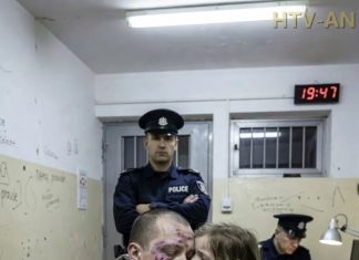 Stražari su ga odveli u 6 sati ujutro. Ramiro je imao samo jednu molbu: da vidi svoju ćerku poslednji put. Ono što mu je ona šapnula potreslo je zidove zatvora. Vrisak nevinosti u zaglušujućoj tišini. “U 5:58 upalila su se svetla u hodniku. Ramiro Fuentes je znao da je to kraj. Osuđen na smrt za zločin za koji se zaklinjao da ga nije počinio, imao je samo jednu želju: da vidi svoju ćerku Salomé. Ali tog jutra, nešto nije bilo u redu. Stražari su ga odvukli do sobe za posete. Salomé, 8 godina, ušla je bez reči, njen pogled pretežak za dete. Polako mu je prišla, bez suza, bez oklevanja. Ramiro, okovan lisicama za sto, pružio je ruke. Njihov zagrljaj zamrznuo je sobu u teškoj tišini. Zatim se nagnula ka njegovom uvetu. Šapat. Ramiro je pobledeo, telo mu se treslo. Suze su provrle, silovite, nekontrolisane. Skočio je, prevrnuvši stolicu. ‘JA SAM NEVIN!’ vrisnuo je, dok su se stražari bacali na njega. Prvi put za pet godina, neko ga je slušao. Upravnik zatvora, pukovnik Méndez, posmatrao je iza stakla. Njegov instinkt je vrištao: anomalija. Zaustavio je pogubljenje na 72 sata. 200 km dalje, penzionisana advokatica Dolores Medina videla je vesti. Taj nevini pogled podsetio ju je na neuspeh star 30 godina. Podigla je slušalicu. U domu za decu, Salomé je ćutke crtala. Modrice na njenim rukama, noćne more. Karmela, direktorka, osećala je da opasnost lebdi.