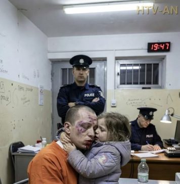 Stražari su ga odveli u 6 sati ujutro. Ramiro je imao samo jednu molbu: da vidi svoju ćerku poslednji put. Ono što mu je ona šapnula potreslo je zidove zatvora. Vrisak nevinosti u zaglušujućoj tišini. “U 5:58 upalila su se svetla u hodniku. Ramiro Fuentes je znao da je to kraj. Osuđen na smrt za zločin za koji se zaklinjao da ga nije počinio, imao je samo jednu želju: da vidi svoju ćerku Salomé. Ali tog jutra, nešto nije bilo u redu. Stražari su ga odvukli do sobe za posete. Salomé, 8 godina, ušla je bez reči, njen pogled pretežak za dete. Polako mu je prišla, bez suza, bez oklevanja. Ramiro, okovan lisicama za sto, pružio je ruke. Njihov zagrljaj zamrznuo je sobu u teškoj tišini. Zatim se nagnula ka njegovom uvetu. Šapat. Ramiro je pobledeo, telo mu se treslo. Suze su provrle, silovite, nekontrolisane. Skočio je, prevrnuvši stolicu. ‘JA SAM NEVIN!’ vrisnuo je, dok su se stražari bacali na njega. Prvi put za pet godina, neko ga je slušao. Upravnik zatvora, pukovnik Méndez, posmatrao je iza stakla. Njegov instinkt je vrištao: anomalija. Zaustavio je pogubljenje na 72 sata. 200 km dalje, penzionisana advokatica Dolores Medina videla je vesti. Taj nevini pogled podsetio ju je na neuspeh star 30 godina. Podigla je slušalicu. U domu za decu, Salomé je ćutke crtala. Modrice na njenim rukama, noćne more. Karmela, direktorka, osećala je da opasnost lebdi.