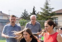 Na porodičnom roštilju, slučajno sam zakačila ćerku mog muža, a ona je vrisnula: „Nikad me više ne diraj!“ Umesto da pita šta se dogodilo, moj muž je hladno rekao: „Izvini joj se ili idi.“ Tako sam otišla bez reči, ali kada su se vratili kući, šok koji ih je čekao promenio je sve.