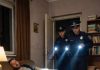 Jedna devojčica je pozvala 911 plačući: “Tatin zmaj je toliko veliki da me jako boli!” – Policija je odmah izašla na teren i po dolasku otkrila užasnu istinu. “911, koji je vaš hitan slučaj?”