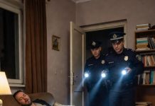 Jedna devojčica je pozvala 911 plačući: “Tatin zmaj je toliko veliki da me jako boli!” – Policija je odmah izašla na teren i po dolasku otkrila užasnu istinu. “911, koji je vaš hitan slučaj?”