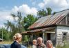 ZATRUDNELA SAM U DESETOM RAZREDU—RODITELJI SU ME IZBACILI, ALI 20 GODINA KASNIJE VRATILA SAM SE SA SVIM ŠTO SU IZGUBILI… ONDA SAM VIDELA DEVOJKU KOJA JE LIČILA TAČNO NA MENE.