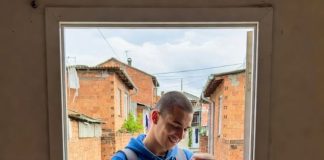Moj muž je izbacio našeg osamnaestogodišnjeg sina iz kuće. Godinu dana kasnije, Ethan se pojavio na našem pragu noseći novorođenče—i prva stvar koju mi je rekao učinila je da mi se krv ledi.