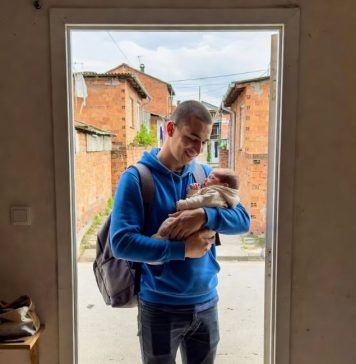 Moj muž je izbacio našeg osamnaestogodišnjeg sina iz kuće. Godinu dana kasnije, Ethan se pojavio na našem pragu noseći novorođenče—i prva stvar koju mi je rekao učinila je da mi se krv ledi.
