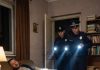 Jedna devojčica je pozvala 911 plačući: “Tatin zmaj je toliko veliki da me jako boli!” – Policija je odmah izašla na teren i po dolasku otkrila užasnu istinu. “911, koji je vaš hitan slučaj?”