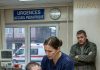 Posle 7 godina kao lekar urgentne medicine, ovaj devetogodišnjak mi je ledio krv u žilama U 3:14 ujutro, urgentno odeljenje je bilo toliko tiho da sam čuo kišu kako udara o vrata zone za ambulantna vozila. Na obali kiša zapravo i ne pada. Ona nalepljuje na prozore, crni parking, čini sve sjajnim i hladnim. Na pedijatriji su ostale samo plastične stolice, nekoliko umornih časopisa i kartonska čaša napola puna pored trijažnog pulta. Bio sam lekar urgentne medicine sedam godina, četiri meseca i dvanaest dana. Dovoljno dugo da prepoznam strah. I dovoljno dugo da prepoznam i nešto drugo: razdraženost odrasle osobe koja bi radije bila bilo gde samo ne pored povređenog deteta. Kada su se automatska vrata otvorila, čovek koji je ušao nije delovao uspaničeno. Delovao je uznemireno. Visok, pokisao do ramena, sa radnom jaknom iz koje je curilo, osušenim blatom na cipelama, čvrsto je držao levi zglob dečaka u sivom duksu. Dete je pokušavalo da ga prati, patike su mu klizile po mokrom podu, ali čovek nije usporavao. Sara, moja najiskusnija trijažna medicinska sestra, prva je podigla pogled.
