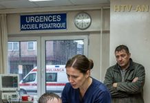 Posle 7 godina kao lekar urgentne medicine, ovaj devetogodišnjak mi je ledio krv u žilama U 3:14 ujutro, urgentno odeljenje je bilo toliko tiho da sam čuo kišu kako udara o vrata zone za ambulantna vozila. Na obali kiša zapravo i ne pada. Ona nalepljuje na prozore, crni parking, čini sve sjajnim i hladnim. Na pedijatriji su ostale samo plastične stolice, nekoliko umornih časopisa i kartonska čaša napola puna pored trijažnog pulta. Bio sam lekar urgentne medicine sedam godina, četiri meseca i dvanaest dana. Dovoljno dugo da prepoznam strah. I dovoljno dugo da prepoznam i nešto drugo: razdraženost odrasle osobe koja bi radije bila bilo gde samo ne pored povređenog deteta. Kada su se automatska vrata otvorila, čovek koji je ušao nije delovao uspaničeno. Delovao je uznemireno. Visok, pokisao do ramena, sa radnom jaknom iz koje je curilo, osušenim blatom na cipelama, čvrsto je držao levi zglob dečaka u sivom duksu. Dete je pokušavalo da ga prati, patike su mu klizile po mokrom podu, ali čovek nije usporavao. Sara, moja najiskusnija trijažna medicinska sestra, prva je podigla pogled.
